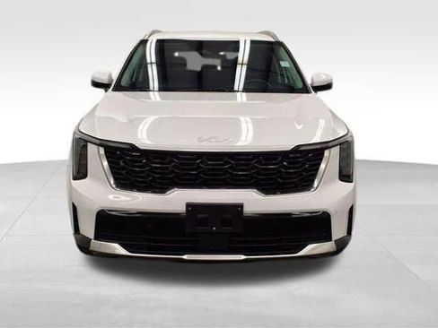 Used 2024 Kia Sorento S image 2