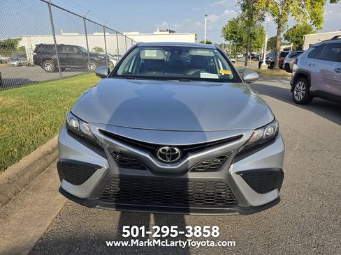 Used 2022 Toyota Camry SE FWD image 2