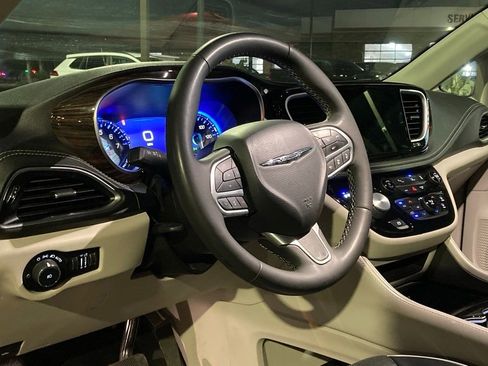 Used 2023 Chrysler Pacifica Limited image 9