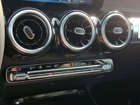 Used 2025 Mercedes-Benz GLB 250 4MATIC image 16