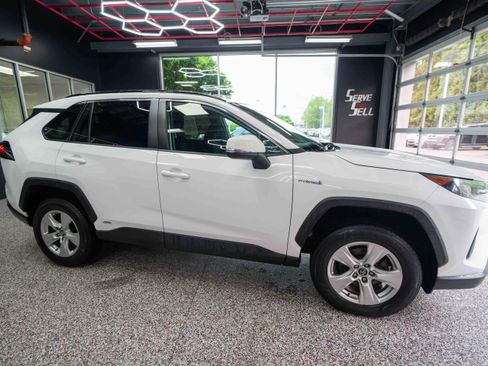 Used 2019 Toyota RAV4 LE w/ Carpet Mat Package AWD/4WD image 5