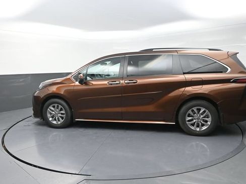 Certified 2022 Toyota Sienna XLE w/ XLE Plus Package AWD/4WD image 53
