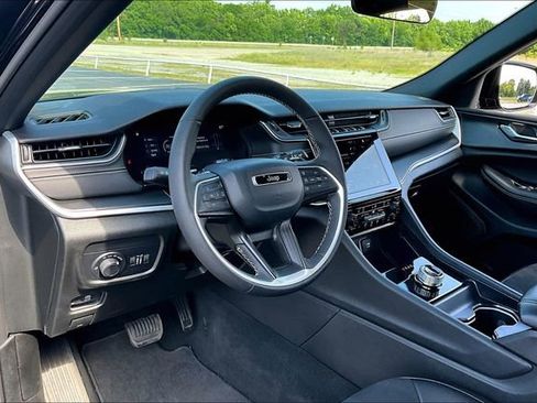 Used 2025 Jeep Grand Cherokee Altitude AWD/4WD image 16