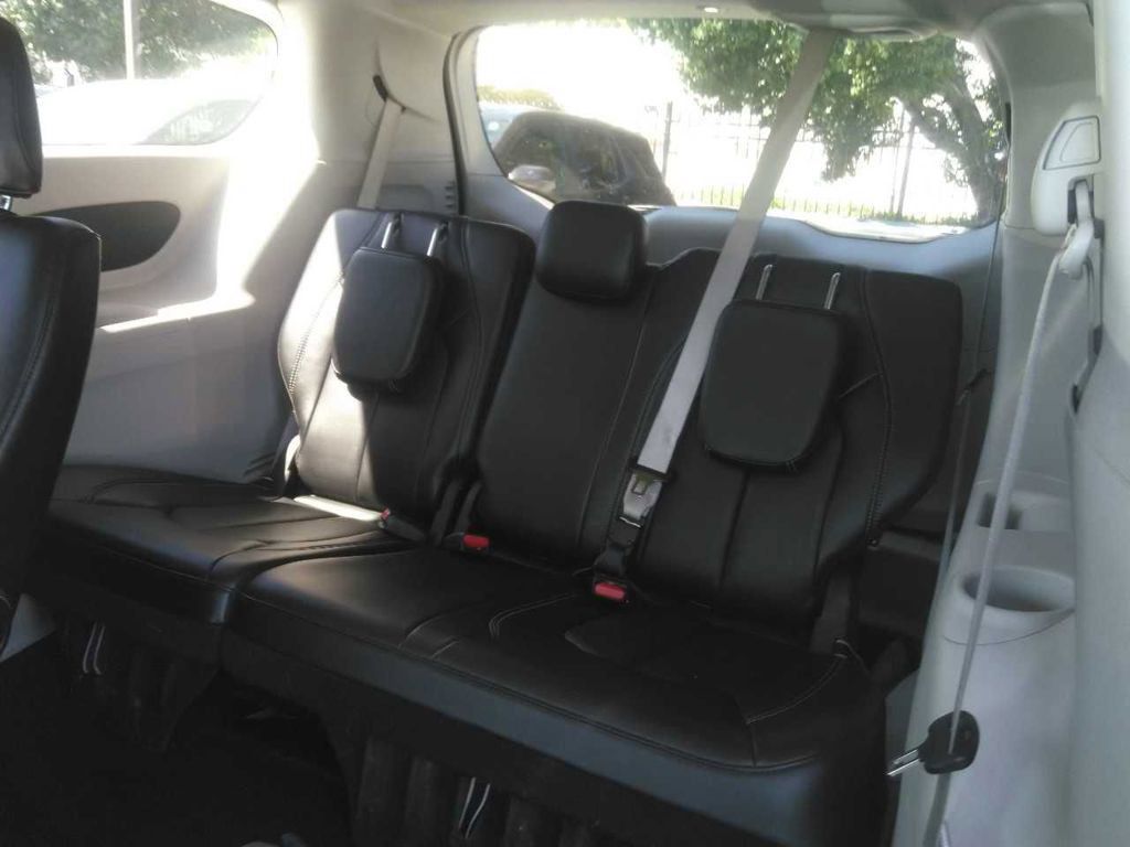 Used 2023 Chrysler Pacifica Touring-L FWD image 6