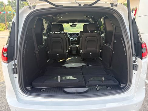 New 2027 Chrysler Pacifica Select FWD image 13
