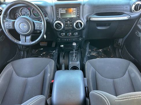 Used 2016 Jeep Wrangler Unlimited Sahara w/ Connectivity Group AWD/4WD image 16