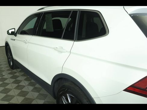 Used 2023 Volkswagen Tiguan SE w/ Panoramic Sunroof Package FWD image 19