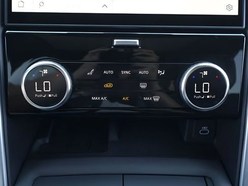 Used 2025 Land Rover Discovery Dynamic SE AWD/4WD image 25
