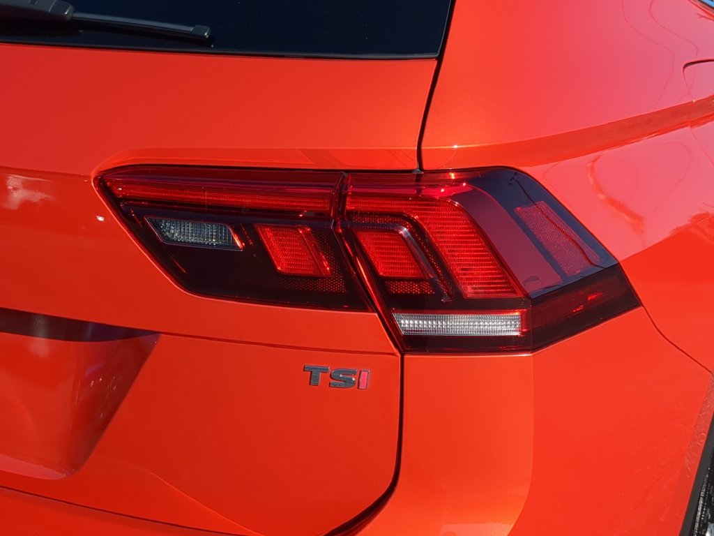 Used 2018 Volkswagen Tiguan SE w/ Panoramic Sunroof Package FWD image 9