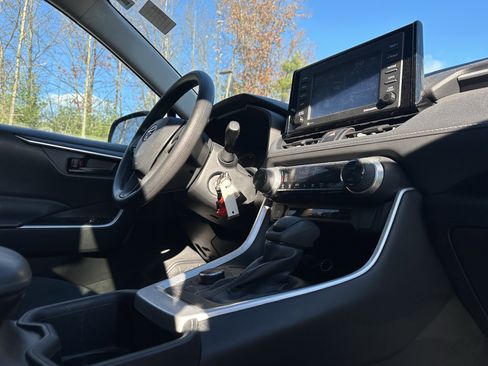 Used 2022 Toyota RAV4 LE image 23