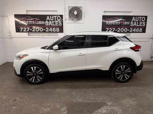 Used 2018 Nissan Kicks SV FWD image 2