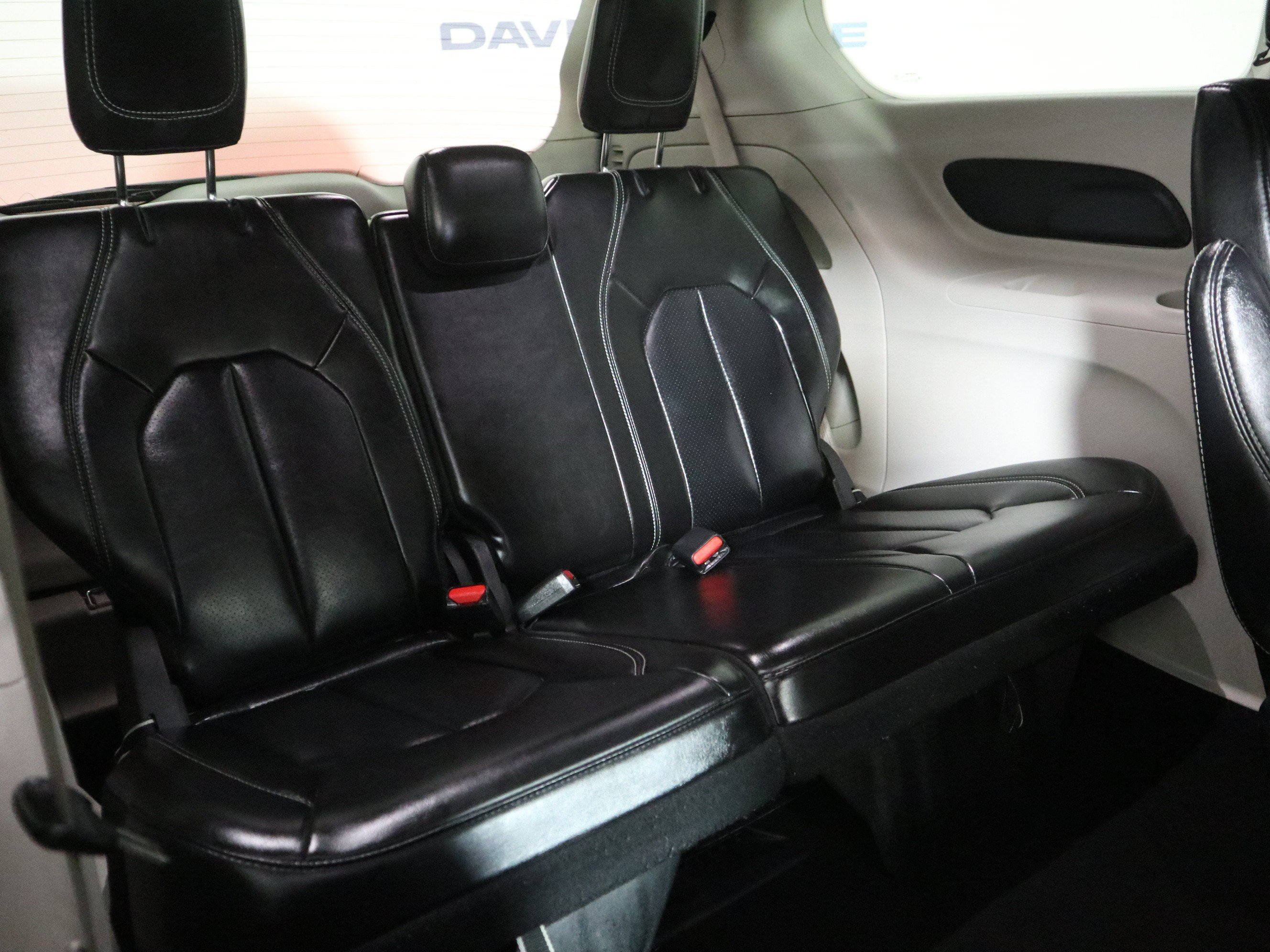 Used 2023 Chrysler Pacifica Touring-L FWD image 21