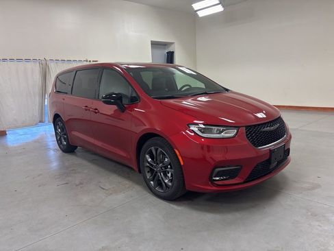 New 2026 Chrysler Pacifica Select image 2