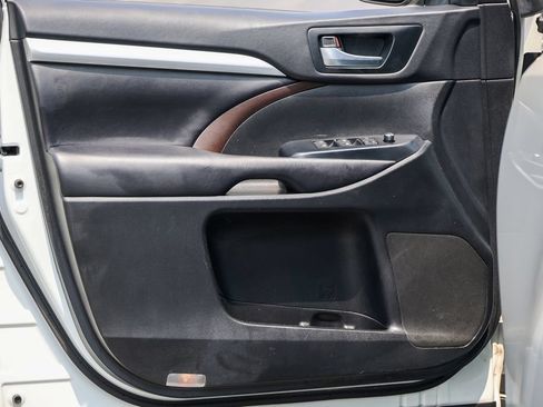 Used 2019 Toyota Highlander XLE AWD/4WD image 4