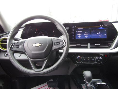 Used 2025 Chevrolet Trax LT image 5