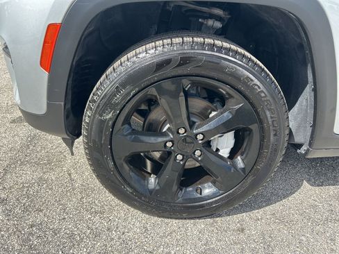 Certified 2025 Jeep Grand Cherokee Limited w/ Black Appearance Package image 19