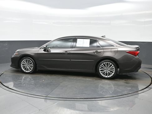 Used 2019 Toyota Avalon Limited image 3
