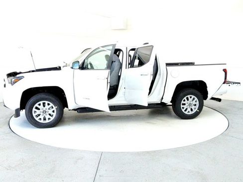 Used 2025 Toyota Tacoma SR5 AWD/4WD image 10