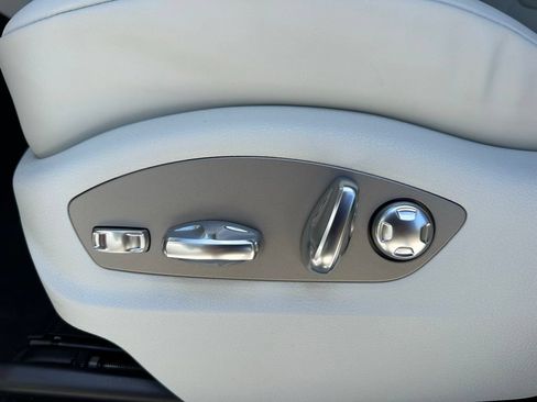 Used 2026 Porsche Macan AWD/4WD image 17