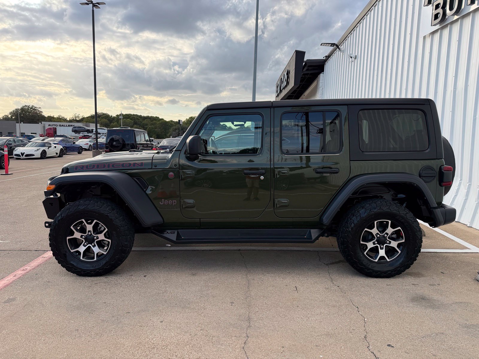 Used 2023 Jeep Wrangler Unlimited Rubicon w/ Dual Top Group AWD/4WD image 3