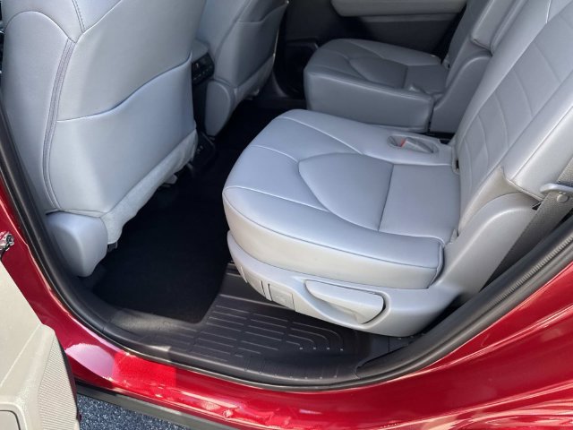 Used 2021 Toyota Highlander XLE FWD image 13