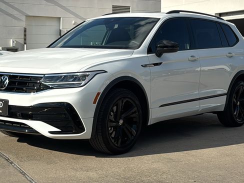 Used 2023 Volkswagen Tiguan SE R-Line image 3