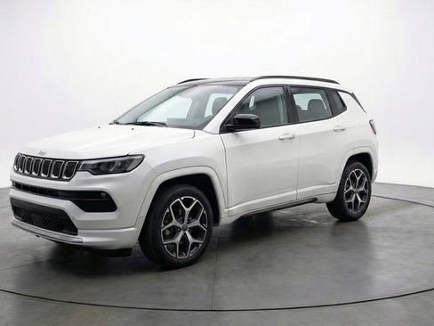 Used 2025 Jeep Compass Limited AWD/4WD image 3