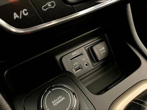 Used 2017 Jeep Cherokee Limited image 16