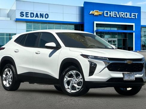 New 2026 Chevrolet Trax LS w/ LS Convenience Package FWD image 2