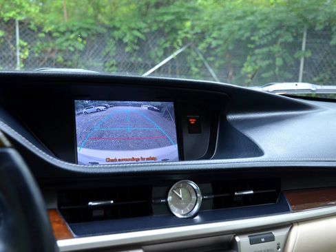 Used 2013 Lexus ES 350 w/ Luxury Pkg FWD image 19