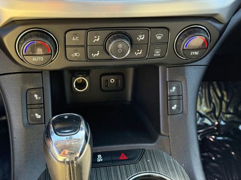 Used 2018 GMC Acadia SLT FWD image 22