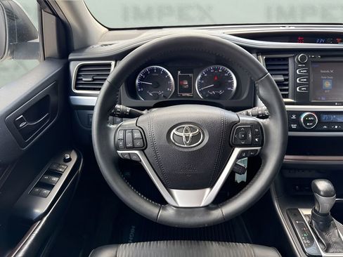 Used 2019 Toyota Highlander Plus AWD/4WD image 9