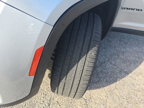 Used 2023 Jeep Grand Cherokee Limited w/ Black Appearance Package image 35