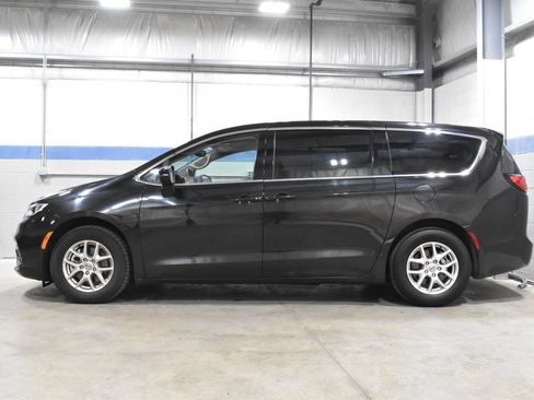 Used 2023 Chrysler Pacifica Touring-L FWD image 23