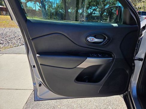 Used 2019 Jeep Cherokee Limited image 17