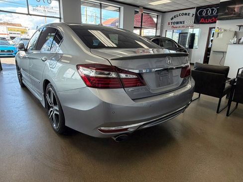 Used 2017 Honda Accord Touring image 9