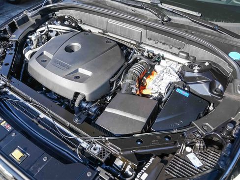 Used 2022 Volvo XC60 T8 R-Design w/ Advanced Package image 25