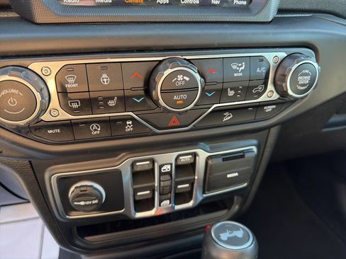 Used 2019 Jeep Wrangler Unlimited Sahara w/ Uconnect 4C Nav & Sound Group AWD/4WD image 27