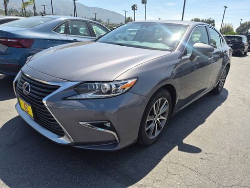 Used 2016 Lexus ES 300h w/ Luxury Package w/Wood Trim FWD image 2