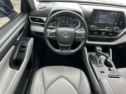 Used 2022 Toyota Highlander XLE FWD image 26