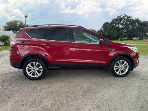 Used 2017 Ford Escape SE w/ Equipment Group 201A FWD image 4