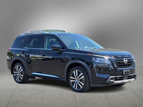 Used 2025 Nissan Pathfinder Platinum w/ Black Appearance Package FWD image 2