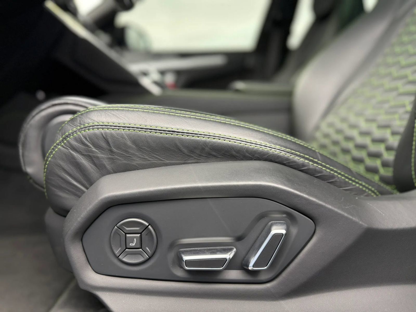 Used 2022 Lamborghini Urus AWD/4WD image 27
