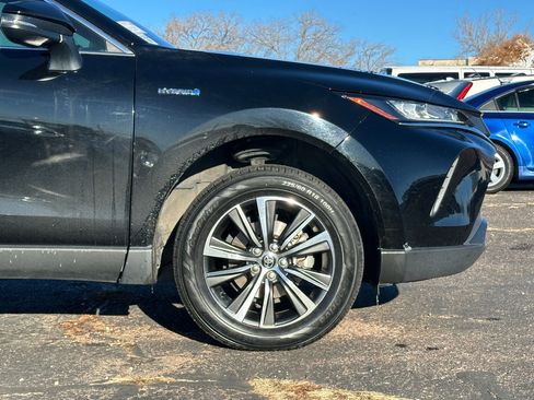 Used 2021 Toyota Venza LE image 10