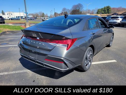 New 2025 Hyundai Elantra SEL image 3