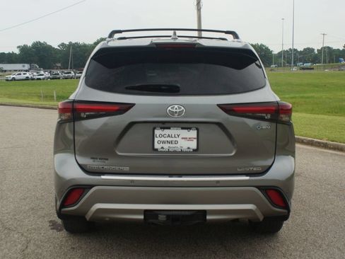 Used 2025 Toyota Highlander Limited AWD/4WD image 3