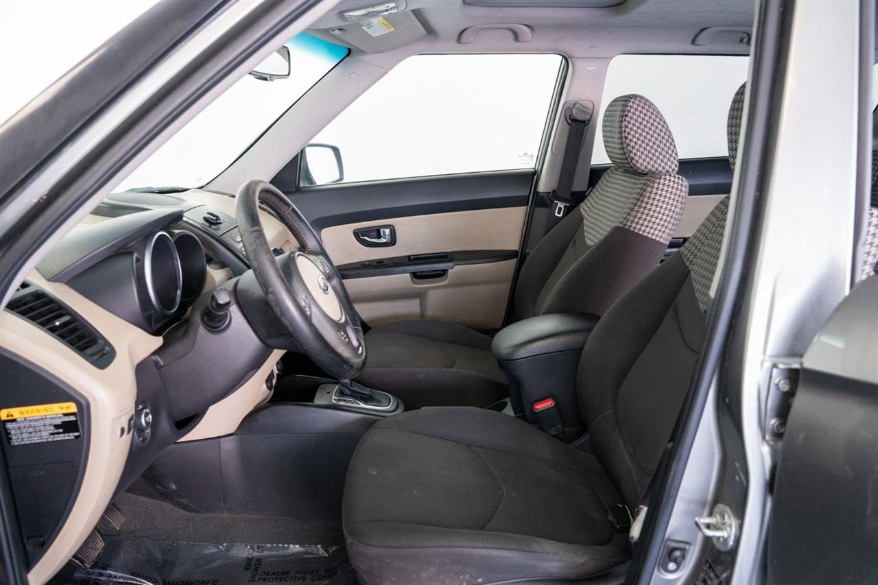 Used 2012 Kia Soul ! FWD image 4