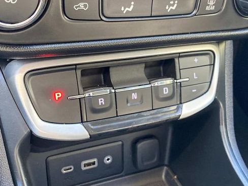 Used 2022 GMC Terrain SLE image 29