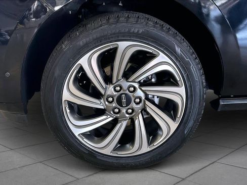 Used 2024 Lincoln Navigator Reserve image 10