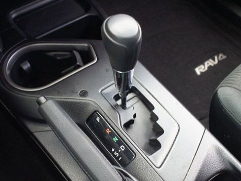 Used 2018 Toyota RAV4 LE image 9